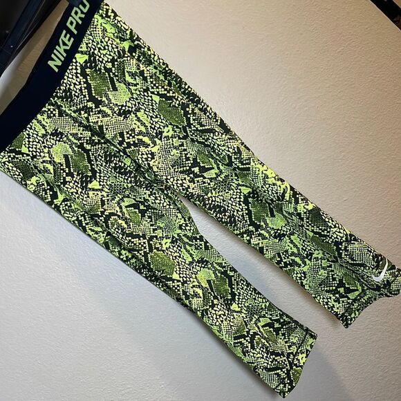 Nike Pro | Training Print Running Capris, size Medium - Picture 3 of 8
